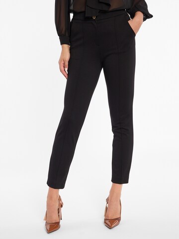 Ana Alcazar Tapered Hose ' Ajala ' in Schwarz: Vorderseite