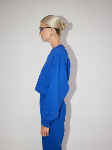 Sweat-shirt 'Rosa' LeGer by Lena Gercke en bleu : sur le côté