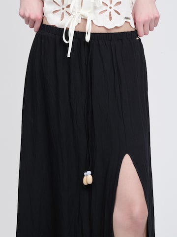 Influencer - Falda en negro