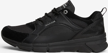 Baskets basses TOMMY HILFIGER en noir : devant