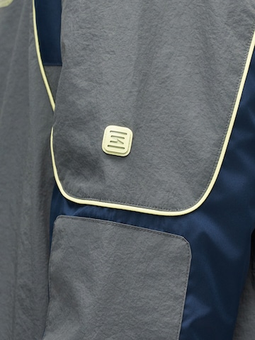 Nike Sportswear Övergångsjacka 'SHOX' i grå