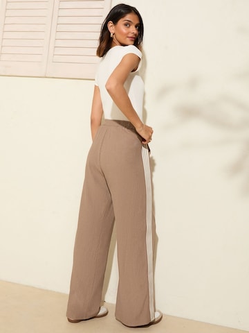 Wide leg Pantaloni di Friends Like These in marrone