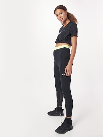 Skinny Pantaloni sportivi di NIKE in nero