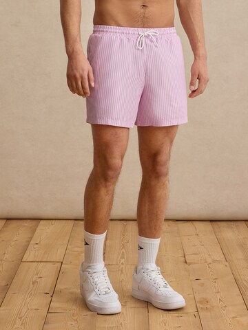 DAN FOX APPAREL Zwemshorts 'Juri' in Roze: voorkant