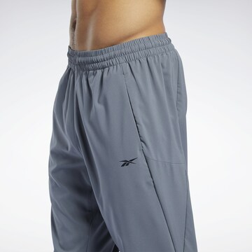 Loosefit Pantaloni sportivi di Reebok in grigio