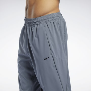 Reebok Loosefit Sporthose in Grau