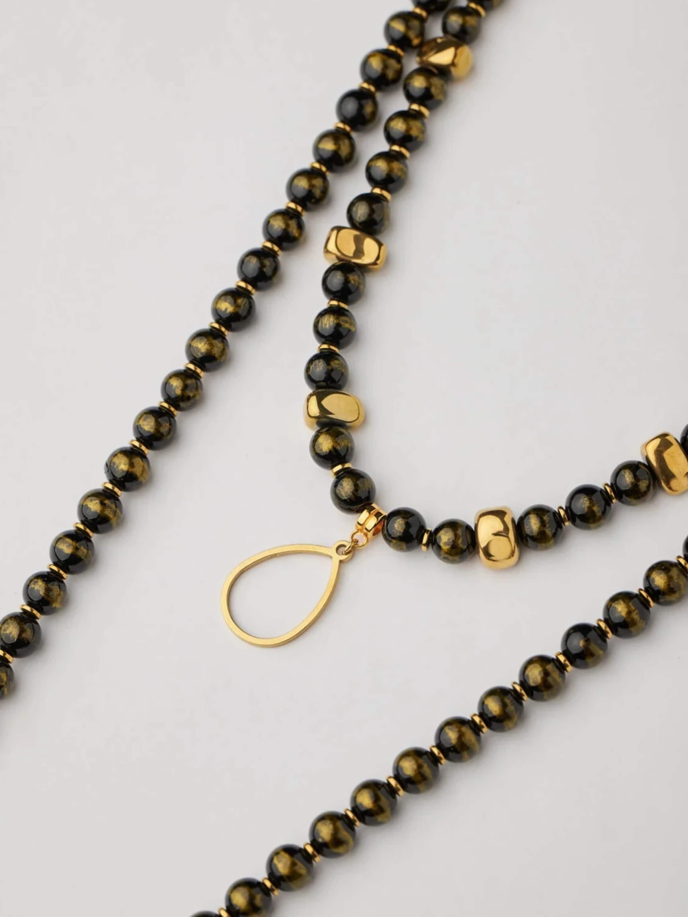 Chaîne 'Golden Disc Black Beaded Necklace' THE GEM STORIES JEWELRY en noir