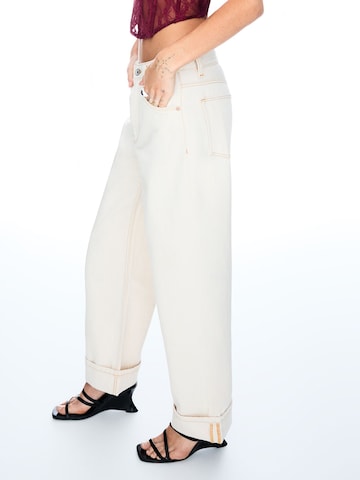 Bershka Wide leg Jeans in Beige: voorkant
