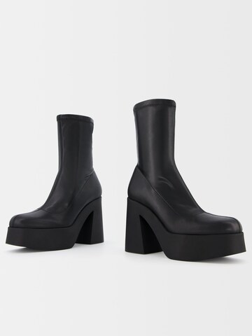 Botine de la Bershka pe negru