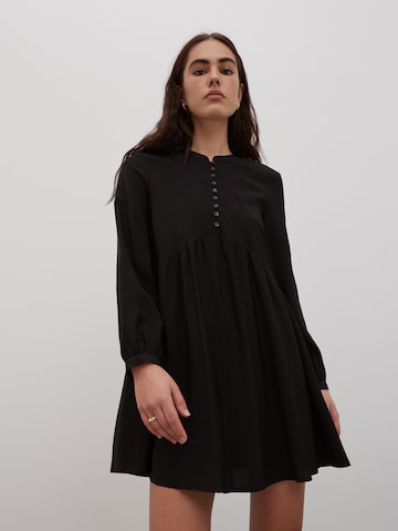EDITED Платье-рубашка 'Jenni' в Черный: спереди