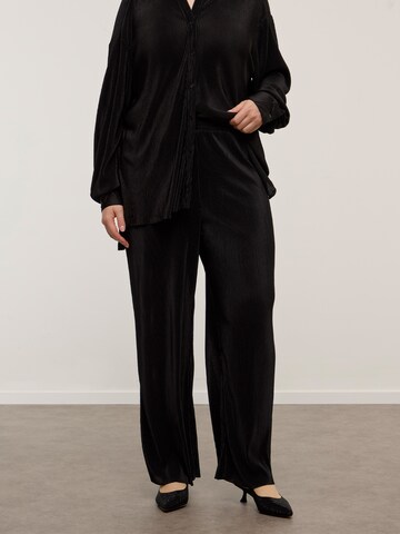 CITA MAASS Wide leg Trousers in Black: front