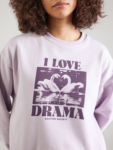 Kaotiko Sweatshirt 'SWANS' i lila