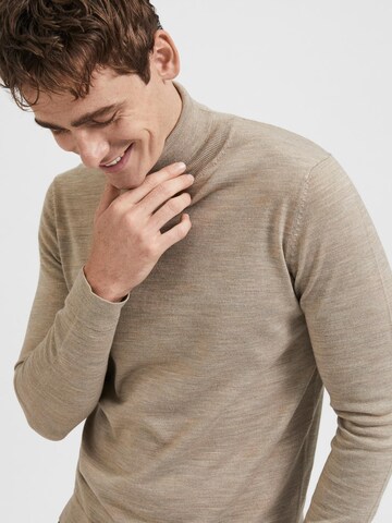 SELECTED HOMME Pullover in Braun