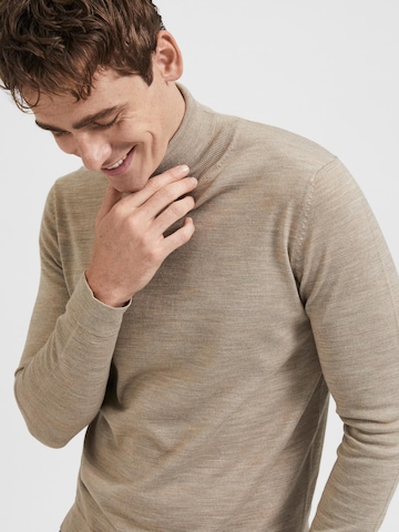 SELECTED HOMME Pullover in Braun