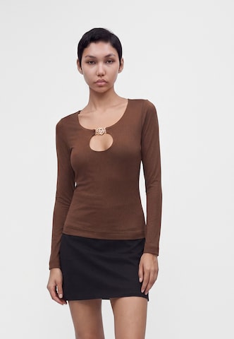 Tricou 'CAMRYN' de la GUESS pe maro: față