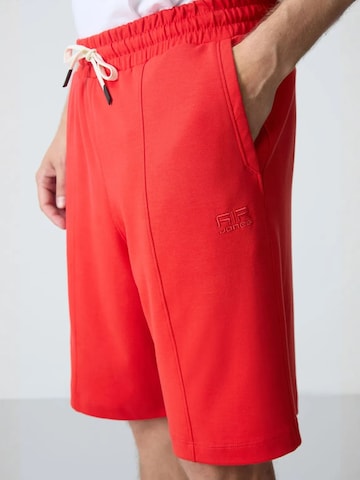 Tommy Life - Regular Calças de desporto em vermelho