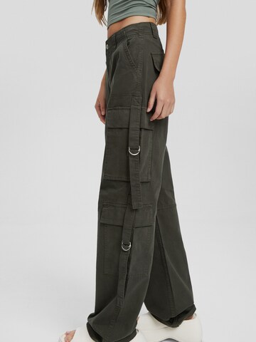 Bershka Loose fit Cargo Pants in Green