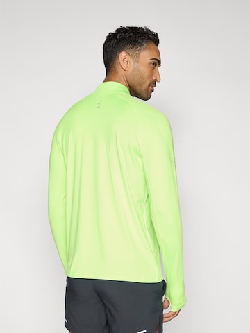 NIKE Функционална тениска 'STRIDE' в зелено