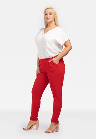 Coupe slim Pantalon à pince 'ERYKA' Karko en rouge