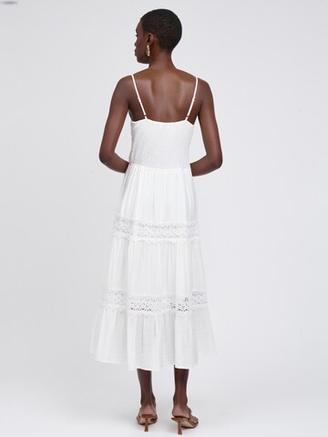 balta Influencer Suknelė