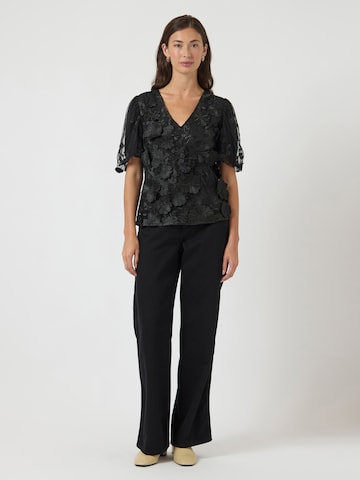YAS - Camiseta 'YASFLOWERING' en negro