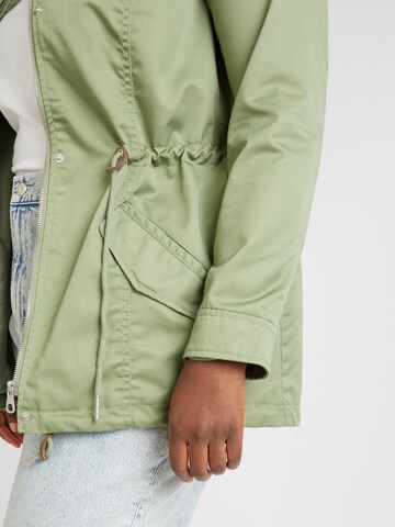 Parka mi-saison 'LORCA' ONLY Carmakoma en vert