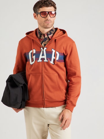 GAP Sweatvest 'HERITAGE' in Bruin: voorkant
