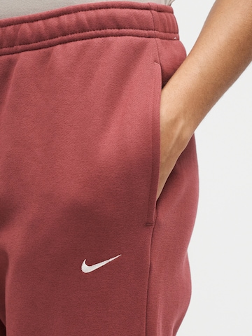 Tapered Pantaloni 'Studio Fleece' di Nike Sportswear in rosso
