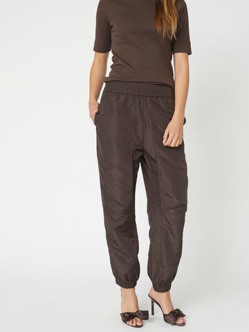 Effilé Pantalon 'Trice' co'couture en marron : devant