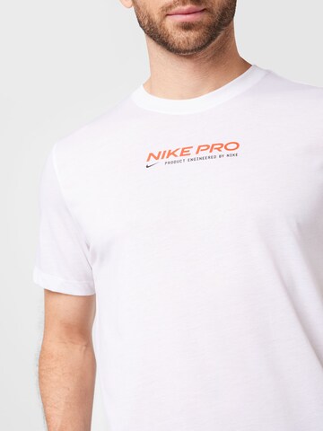 T-Shirt fonctionnel NIKE en blanc