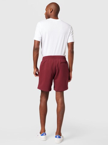 Loosefit Pantaloni 'Premium Essentials' de la ADIDAS ORIGINALS pe roșu