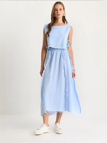 Tailleur di Bianco Lucci in blu: frontale