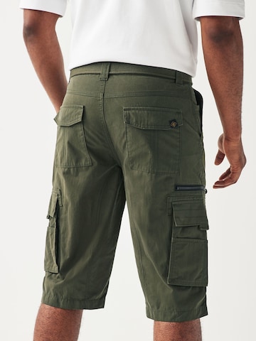 Next Regular Shorts in Grün