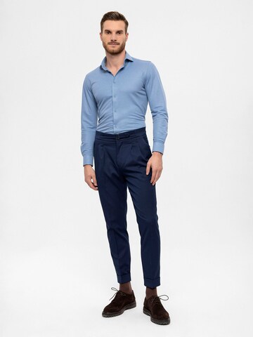 Antioch Tapered Bügelfaltenhose in Blau