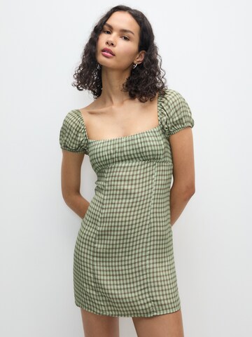 Abito di Pull&Bear in verde: frontale