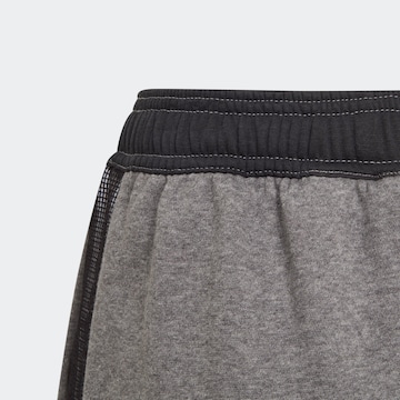 regular Pantaloni sportivi 'Tiro 21' di ADIDAS PERFORMANCE in grigio