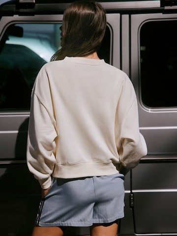 self. Sweatshirt i beige