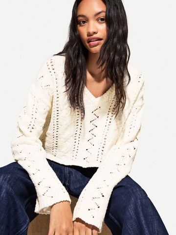 Pullover di Bershka in beige: frontale