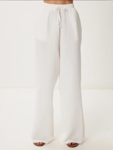 Completo pantalone di Happiness İstanbul in bianco