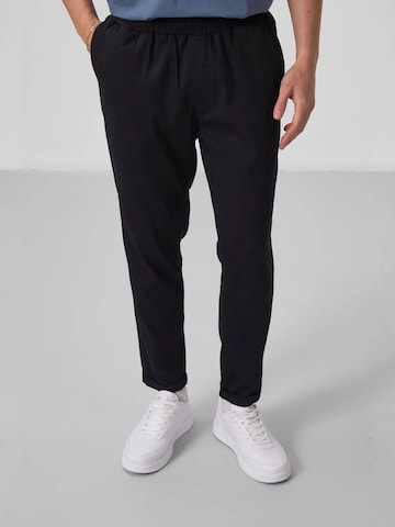 Tommy Life - Calças chino em preto: frente