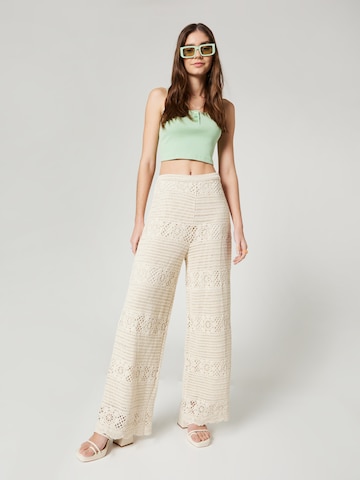 florence by mills exclusive for ABOUT YOU - Loosefit Pantalón 'Meditate' en blanco