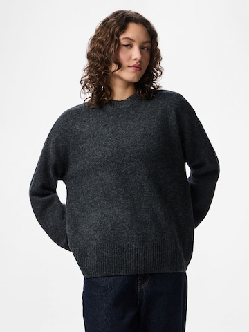 Pull-over 'PCANA' PIECES en gris : devant