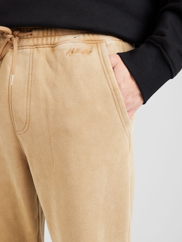 HOLLISTER Tapered Broek in Bruin