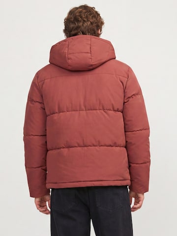 Geacă outdoor 'Jack & Jones Geaca barbati, cu gluga, Regular fit, JJGALAXY, Caramiziu' de la JACK & JONES pe roșu