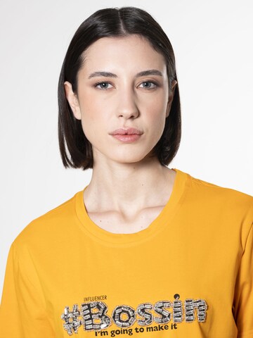 Maglietta 'Bossing' di Influencer in arancione