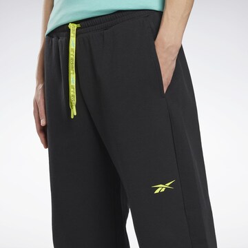 Reebok Tapered Sportbroek 'Les Mills®' in Zwart