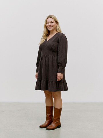 Vero Moda Curve Sukienka 'CELLY' w kolorze brązowy