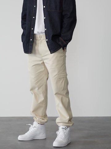 Pantaloni cu buzunare 'Damon' de la DAN FOX APPAREL pe alb: față