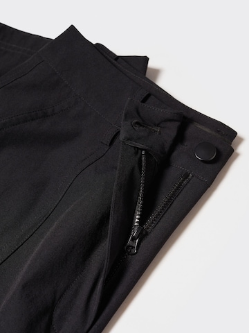 MANGOregular Cargo hlače 'Louis' - crna boja