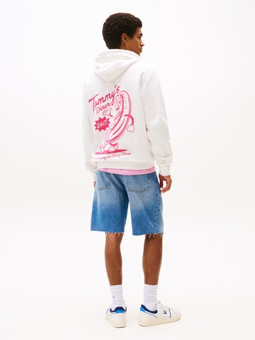 Tommy Jeans Свитшот 'NOVELTY FAIR' в Белый: спереди